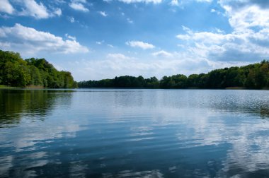 Göl güzel su yüzeyine