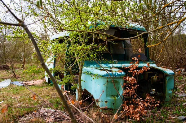 Vieille voiture abandonnée dans la forêt — Photo