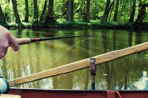 Fiske med spö på floden — Stockfoto