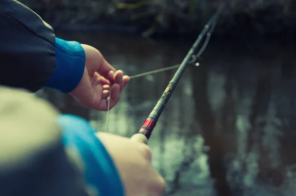 Pesca con caña en el río —  Fotos de Stock