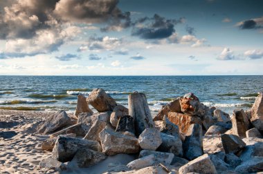 Sahilde taşlar