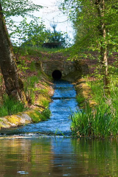 Wasser fließt vom Kanal in den Fluss — Stockfoto