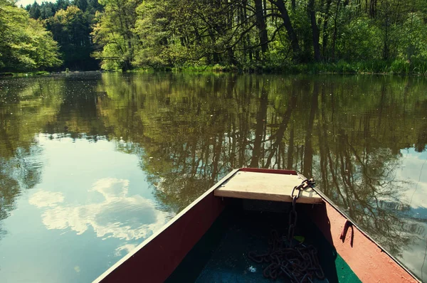 春天的河流、小船和森林 — 图库照片