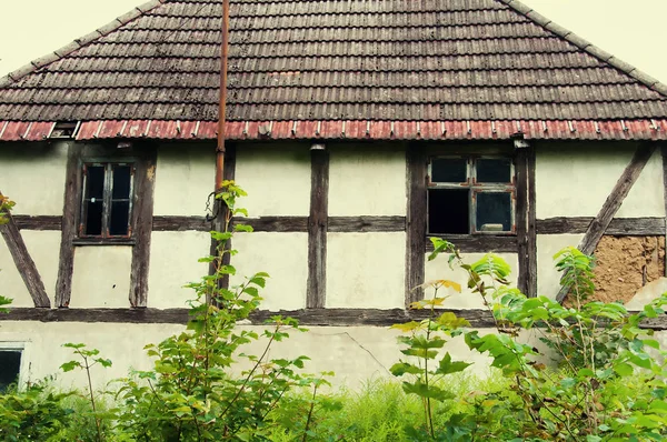 Casa velha no país — Fotografia de Stock
