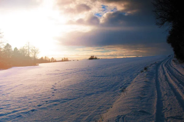 Paisaje invernal en el campo — Foto de Stock