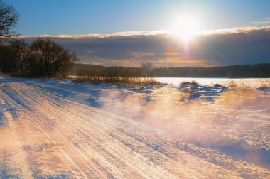 Kış manzarası. Alan coverde kar ile
