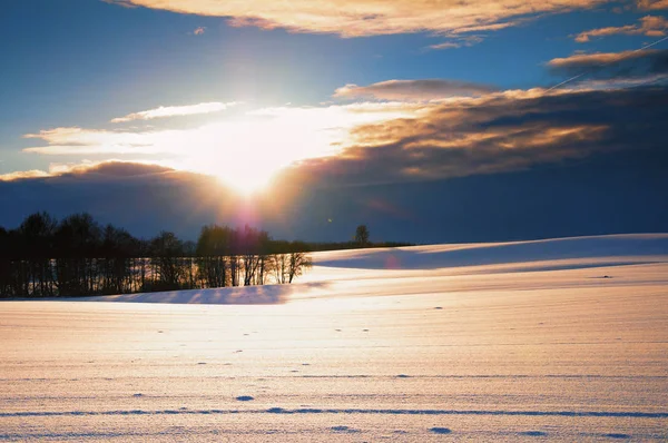 Paisaje invernal. Cobertura de campo con nieve — Foto de Stock
