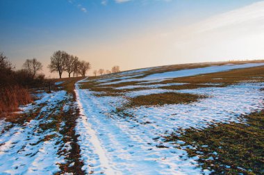 Alan karla kaplı güneşli kış gününde