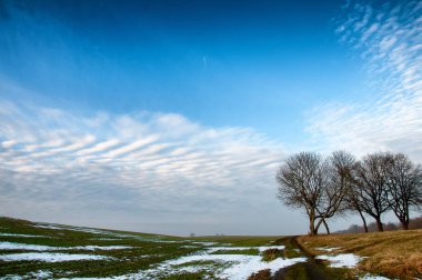 Alan karla kaplı güneşli kış gününde