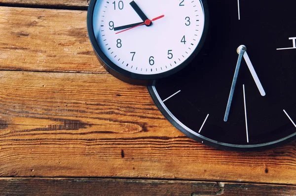 Ahşap masa, boşaltmak üzerinde birçok farklı saatler