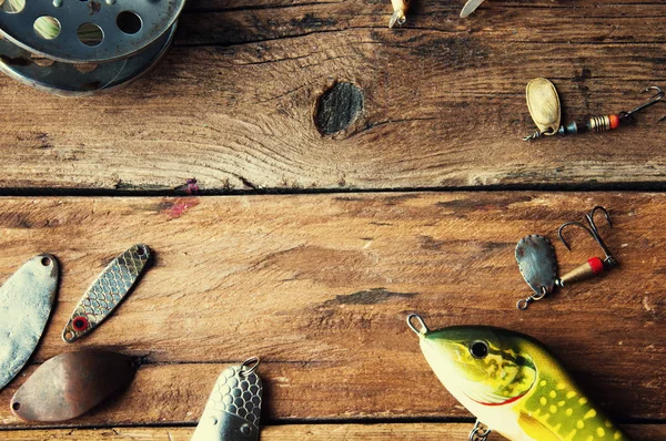 Señuelos de pesca sobre fondo de madera. Espacio de copia — Foto de Stock