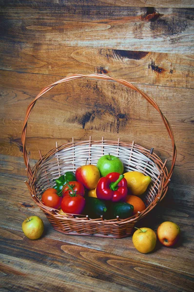 Korb mit Gemüse und Obst, Holz Hintergrund — Stockfoto