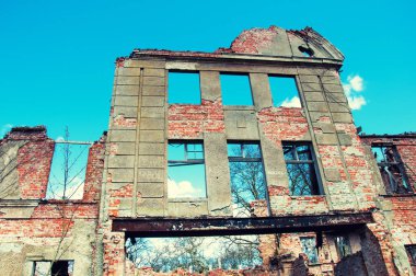 Eski terk edilmiş kalıntıları üzerinde ülke