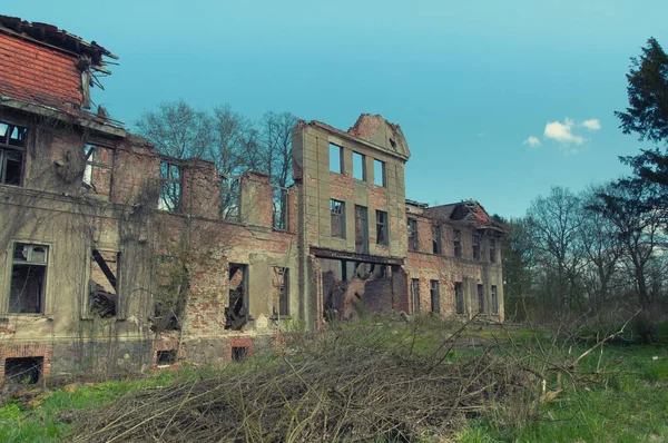 Gamla övergivna ruiner på land — Stockfoto