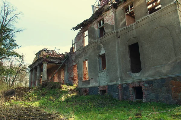 Vecchie rovine abbandonate sul paese — Foto Stock