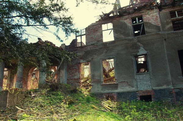 Velhas ruínas abandonadas no país — Fotografia de Stock