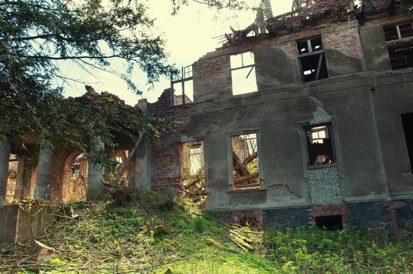 Oude verlaten ruïnes op land — Stockfoto