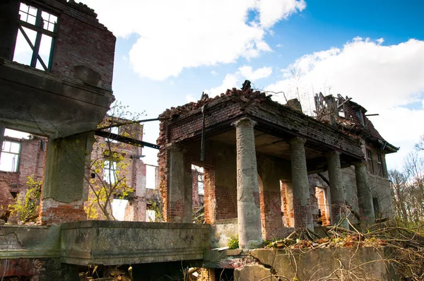 Velhas ruínas abandonadas no país — Fotografia de Stock