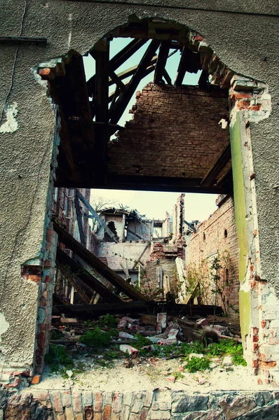 Velhas ruínas abandonadas no país — Fotografia de Stock