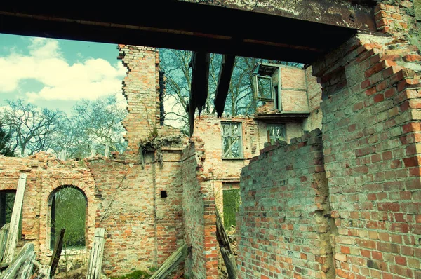 Antiguas ruinas abandonadas en el campo —  Fotos de Stock