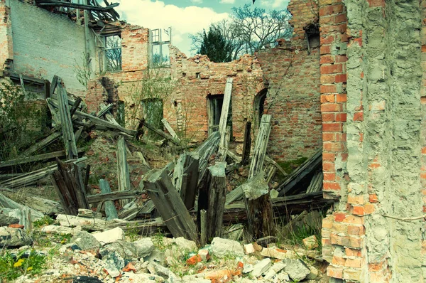 Oude verlaten ruïnes op land — Stockfoto