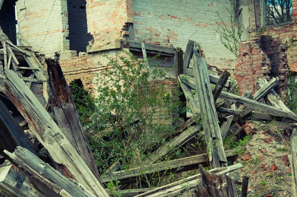 Oude verlaten ruïnes op land — Stockfoto