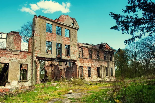 Alte verlassene Ruinen auf dem Land — Stockfoto