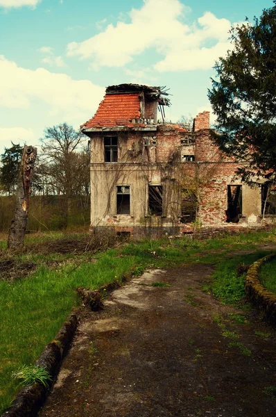 Oude verlaten ruïnes op land — Stockfoto