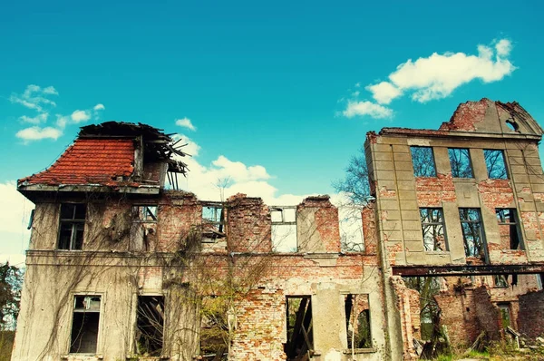 Antiguas ruinas abandonadas en el campo —  Fotos de Stock