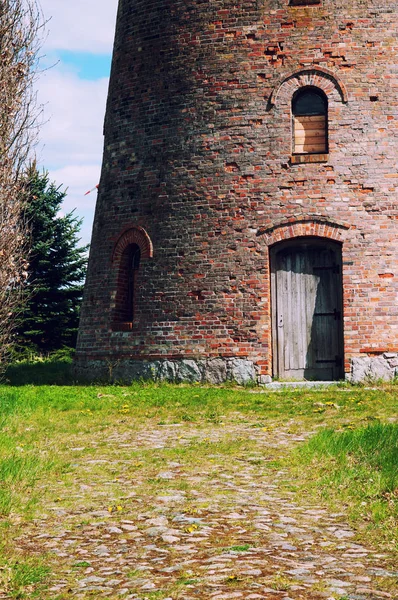 Stary wiatrak na kraj — Zdjęcie stockowe