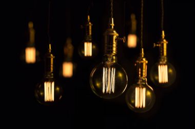 Altı büyük filaman edison ampul asılı.