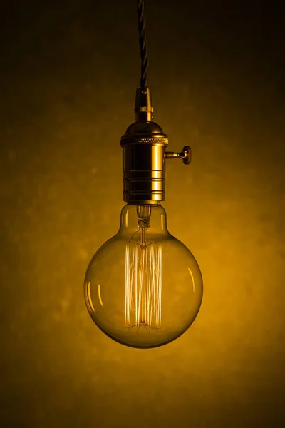 単一大きなフィラメントのエジソン電球をぶら下げ — ストック写真