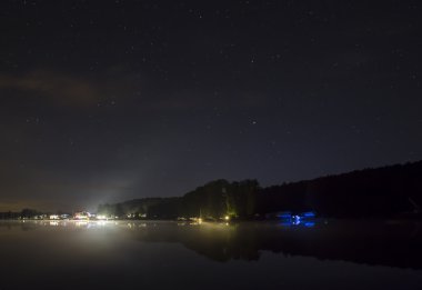 liman ve werbellinsee gece üzerinde yıldızların aydınlattığı gökyüzü