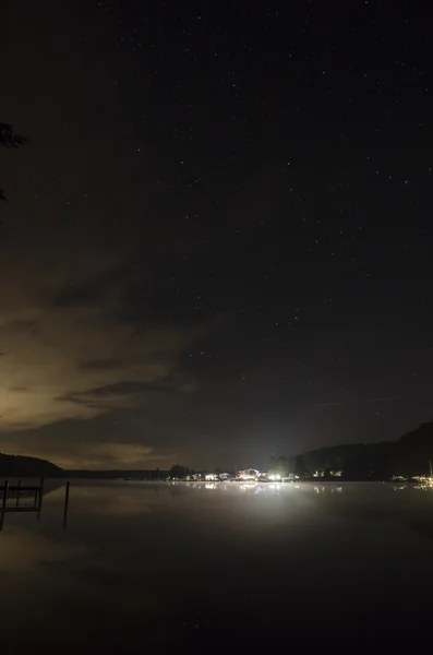 liman ve werbellinsee gece üzerinde yıldızların aydınlattığı gökyüzü