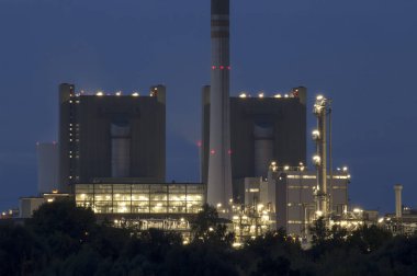 Endüstriyel Bina ampul pozlama ile açık gece vurdu.