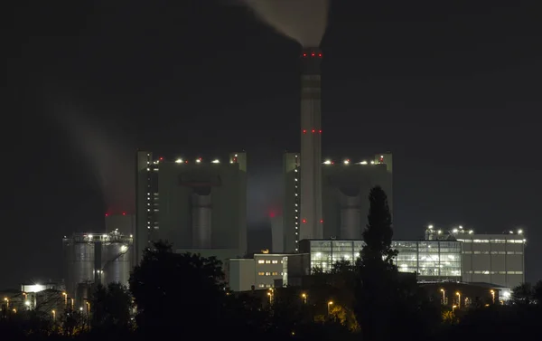 Tiro edifício industrial com exposição a lâmpada por noite clara — Fotografia de Stock