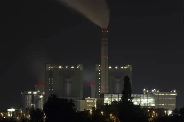 Endüstriyel Bina ampul pozlama ile açık gece vurdu.