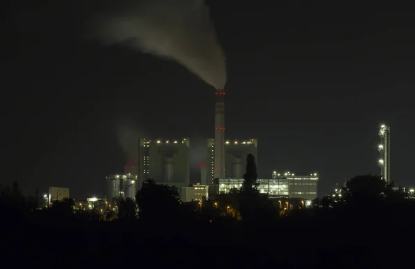 Tiro edifício industrial com exposição a lâmpada por noite clara — Fotografia de Stock