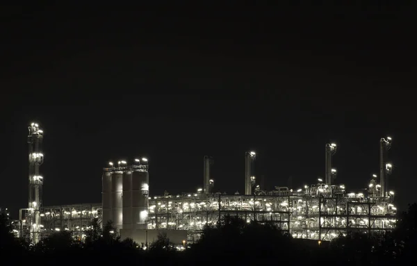 Tiro edifício industrial com exposição a lâmpada por noite clara — Fotografia de Stock