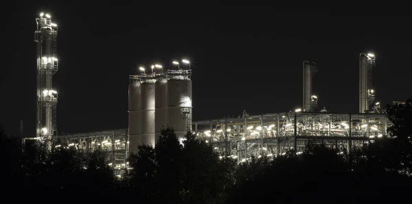 Tiro edifício industrial com exposição a lâmpada por noite clara — Fotografia de Stock