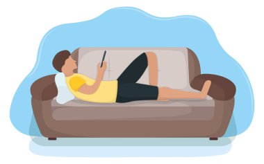 Adam koltuğa uzanmış, elinde silah tableti, erkek karakter istirahati, rahatla. Beyaz, düz vektör çiziminde izole edilmiş. Yastıklı bir adam, kanepede uyuyor. Sıkı çalışma gününden sonra rahatlama.