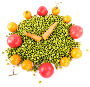 Yeşil bezelye yığını üzerinde kırmızı domates