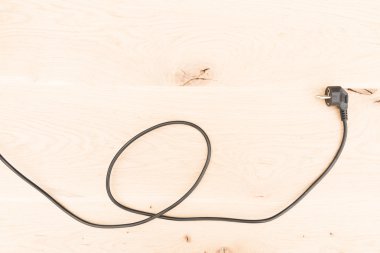 bir ahşap tahta üzerinde elektrik kablo