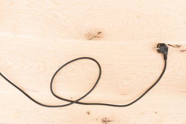 bir ahşap tahta üzerinde elektrik kablo