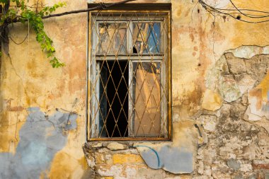 ' kenar mahallelerinde eski bir binanın cephe