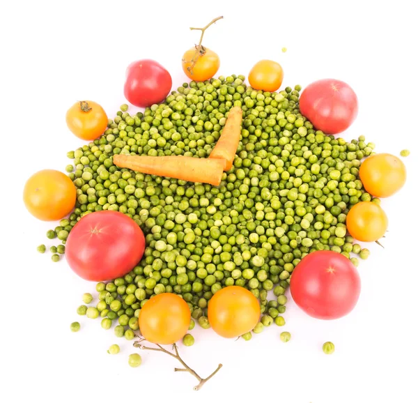 Yeşil bezelye yığını üzerinde kırmızı domates — Stok fotoğraf