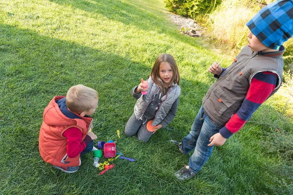 Kinder spielen im Garten auf dem Rasen. — Stockfoto