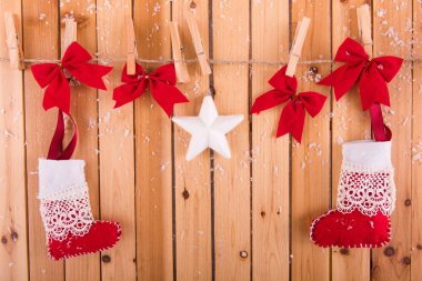 Yeni yıl arka plan üzerinde ahşap bir masa