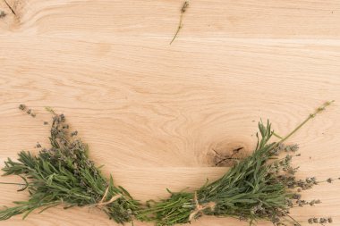 ahşap arka plan üzerinde otlar kümesi