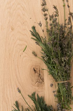 ahşap arka plan üzerinde otlar kümesi